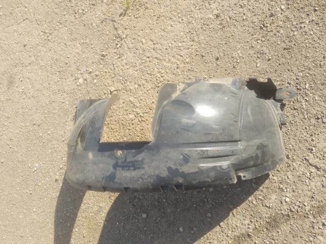 Подкрильнікі переднього крила, правий 8200735437 RENAULT