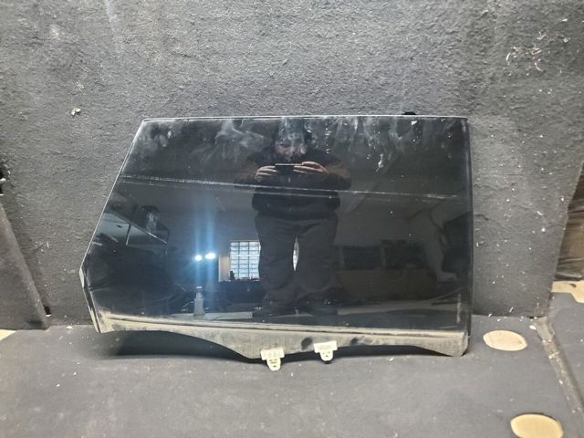 Скло задньої двері правої 82300CA00A NISSAN