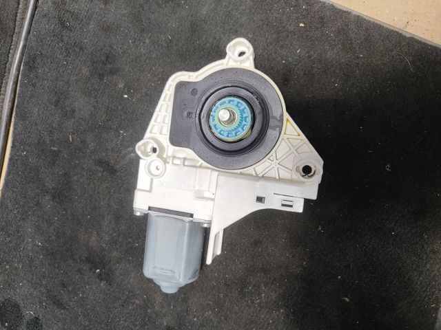 Мотор склопідйомника дверей задніх, правих 8K0959812A VAG