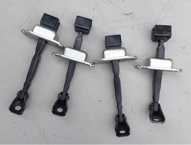Обмежувач відкриття дверей, задній 5732A029 MITSUBISHI