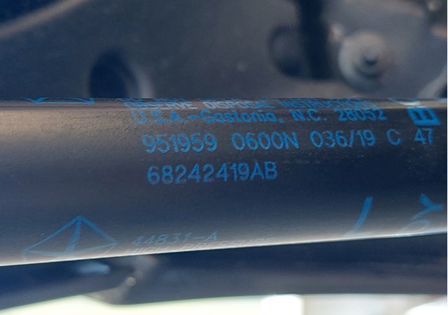 Амортизатор кришки багажника / двері 3/5-ї задньої 68242419AB CHRYSLER