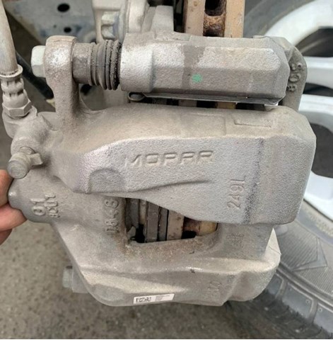 Задній гальмівний супорт лівий 68338709AA CHRYSLER