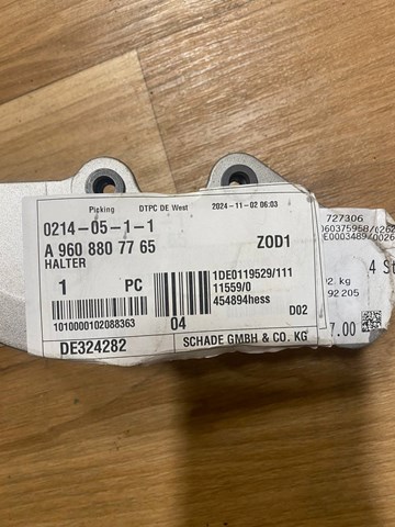 Кронштейн кріплення бампера переднього правий A9608807765 MERCEDES