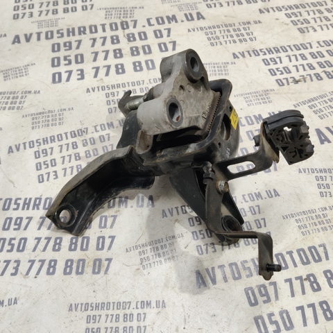 Права опора двигуна 1230522361 TOYOTA