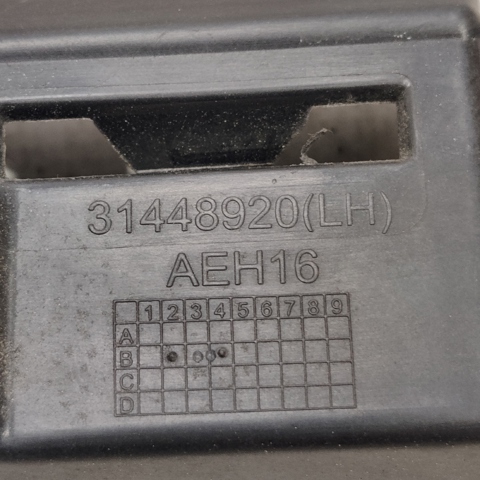 Кронштейн зовнішньої накладки лівого порога 31448920 VOLVO