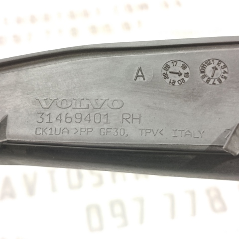 Захисна накладка вітрового скла права 31469401 VOLVO