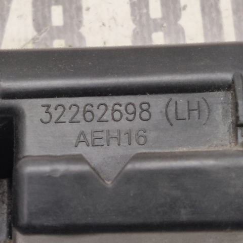 Кронштейн зовнішньої накладки лівого порога 32262698 VOLVO