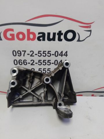 Кронштейн подушки (опори) двигуна, правої 112317173R RENAULT