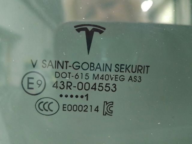 Скло задньої двері правої 149551100B TESLA
