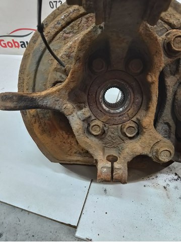 Цапфа поворотна ліва 400151KK0A NISSAN
