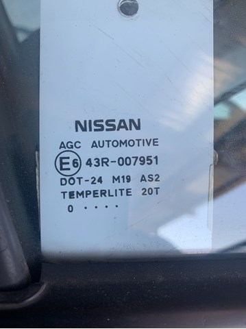 Скло передньої правої двері 803001KK0A NISSAN