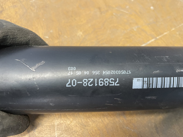 Вал карданний задній, у зборі 26107589128 BMW