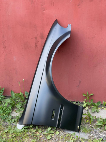 Переднє праве крило 41358240406 BMW