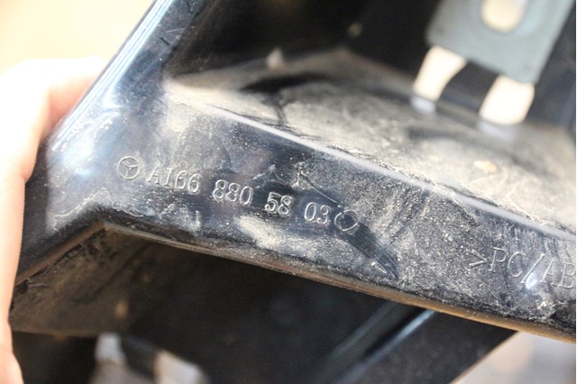 Кронштейн бампера заднього, правий A1668805803 MERCEDES