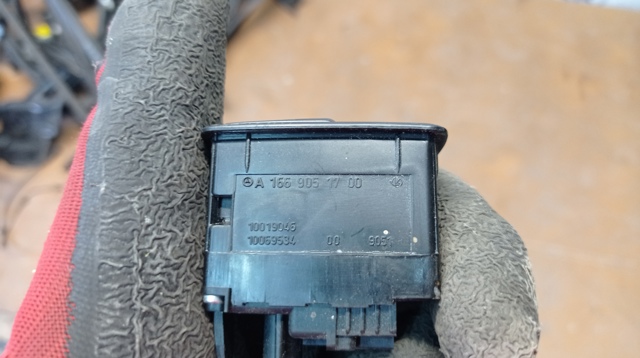 Кнопка приводу замка задніх 3/5 дверей (ляди) A1669051700 MERCEDES