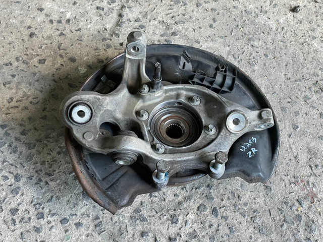 Цапфа поворотна права A2043503208 MERCEDES