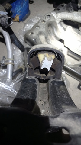 Опора коробки передач A2052405300 MERCEDES