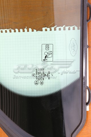 Скло-кватирка двері, задньої, правої A2057300155 MERCEDES