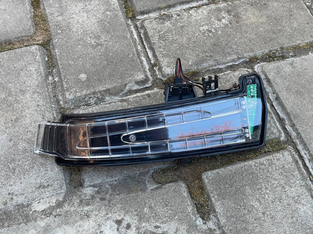 Поворотник правий A2129067501 MERCEDES
