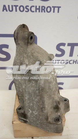 Кронштейн подушки (опори) двигуна, правої A6512231804 MERCEDES