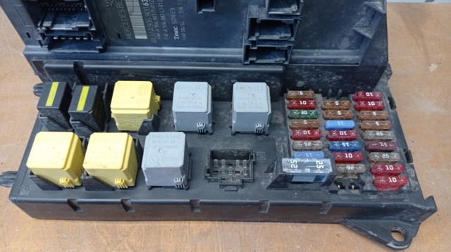 Корпус запобіжників A9065454701 MERCEDES