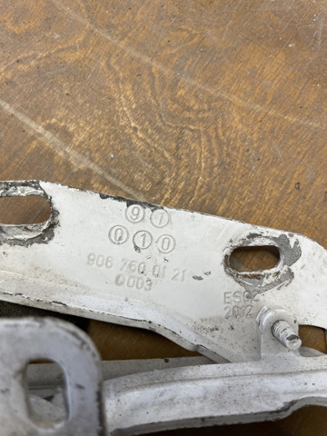 Завіса капота права A9067500121 MERCEDES