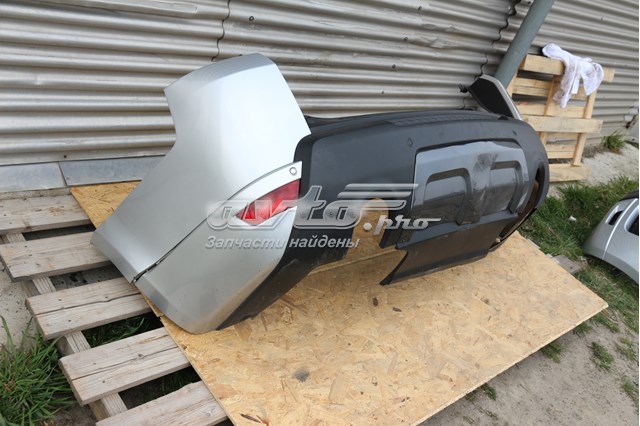 Кронштейн бампера заднього, центральний LR045180 LAND ROVER