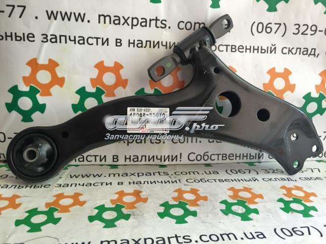 Правий важіль передній нижній підвіски 4806833070 TOYOTA