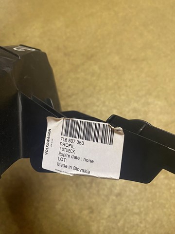 Направляюча переднього бампера, права 7L6807050 VAG