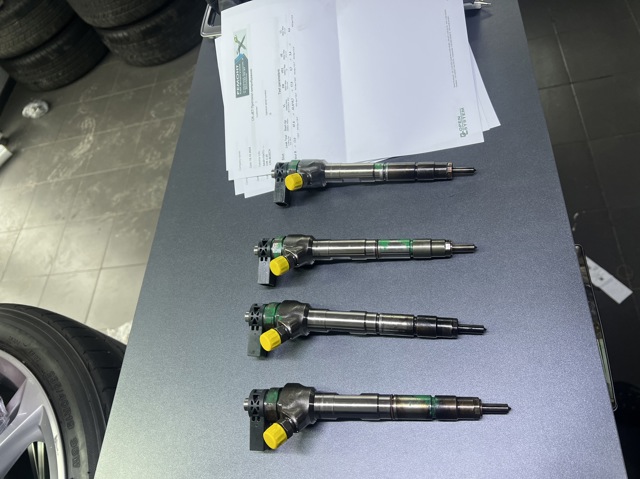 Форсунка дизельна в зборі, розпилювач + тримач 04L130277AD VAG