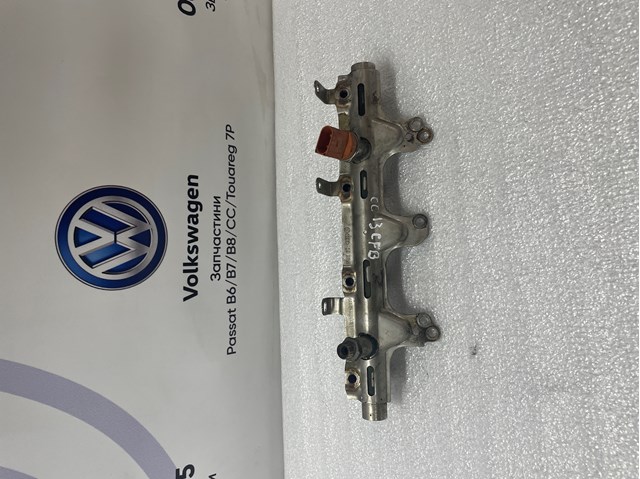 Рампа форсунок системи упорскування палива 06J133317AB VAG