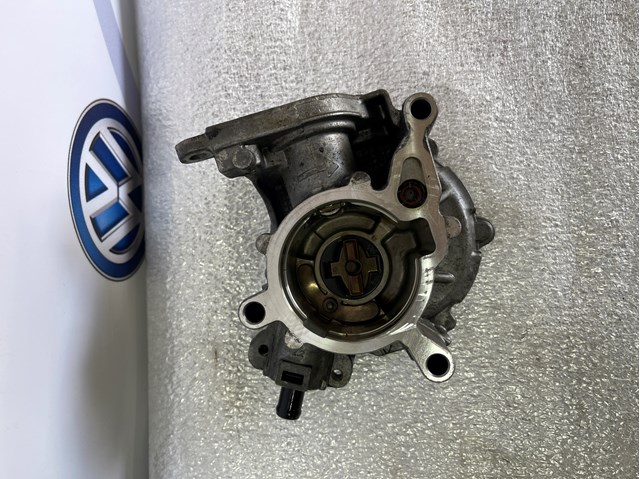 Насос вакуумний 06J145100F VAG