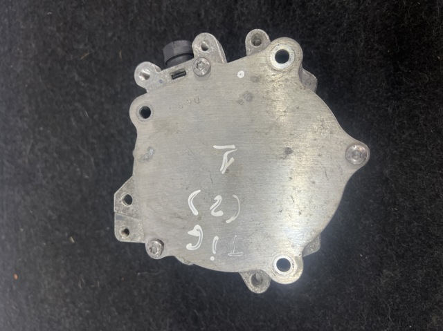 Насос вакуумний 06K145100BB VAG