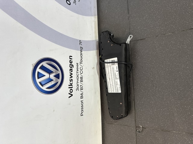 Подушка безпеки AIRBAG спинки сидіння, правого 3C0880242 VAG