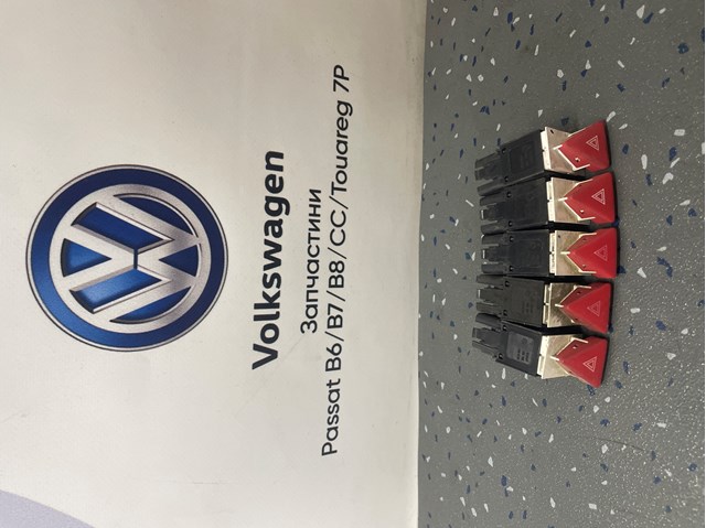Кнопка включення аварійного сигналу Volkswagen Passat B6