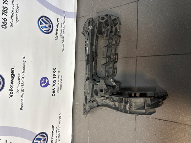 Кронштейн бампера заднього, лівий 3C8807375B VAG