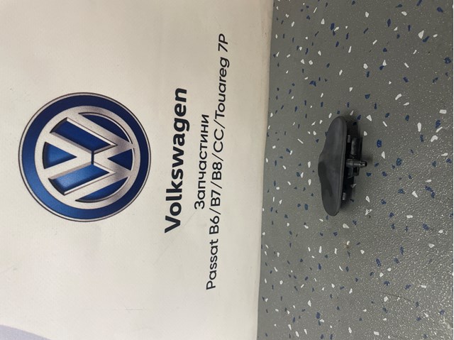 Форсунка омивача скла лобового, ліва 4L0955987C VAG