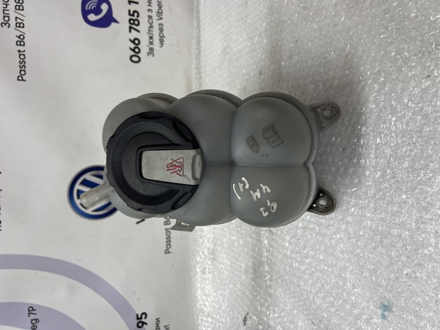 Бачок системи охолодження двигуна розширювальний 4M0121405K VAG