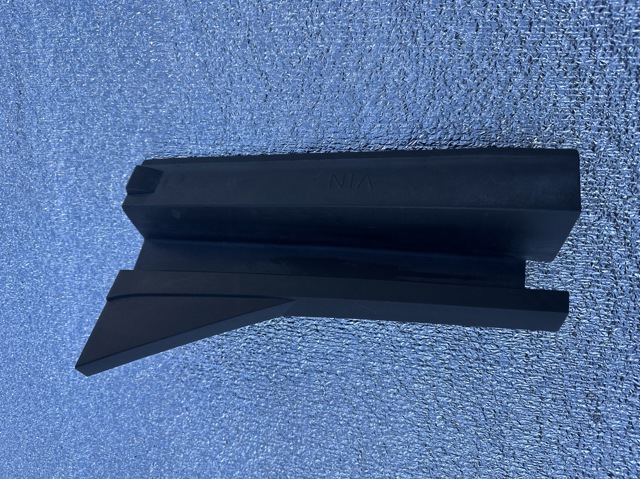 Заглушка жабо збоку 4M0805700A VAG