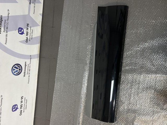 Молдинг задніх лівих дверей, нижній 4M0853969G VAG