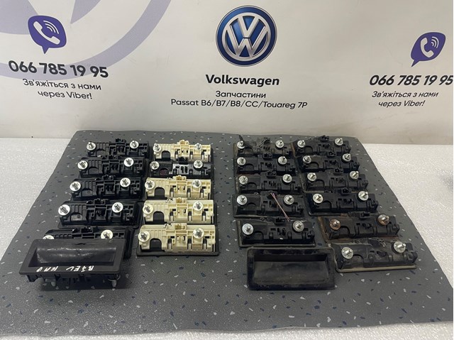 Ручка 5-й (3-й) двері зовнішня 5N0827566 VAG