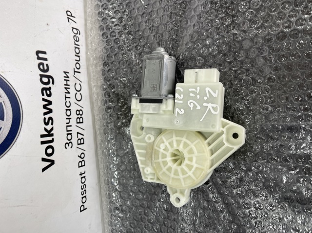 Моторчик склопідйомника двері задніх, правих 5Q4959812G VAG