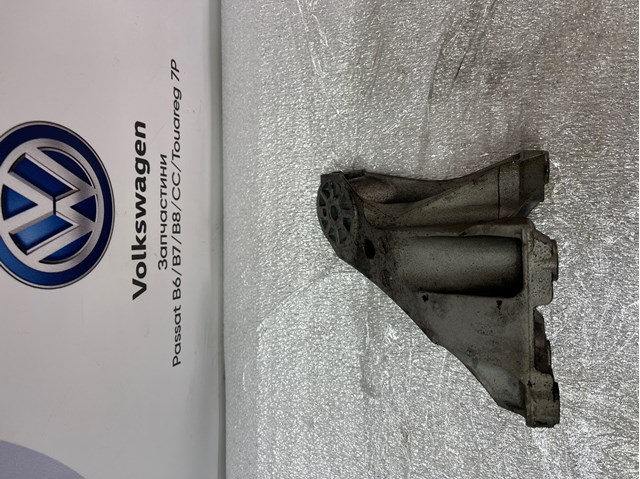 Кронштейн подушки (опори) двигуна, правої 7L6199308D VAG