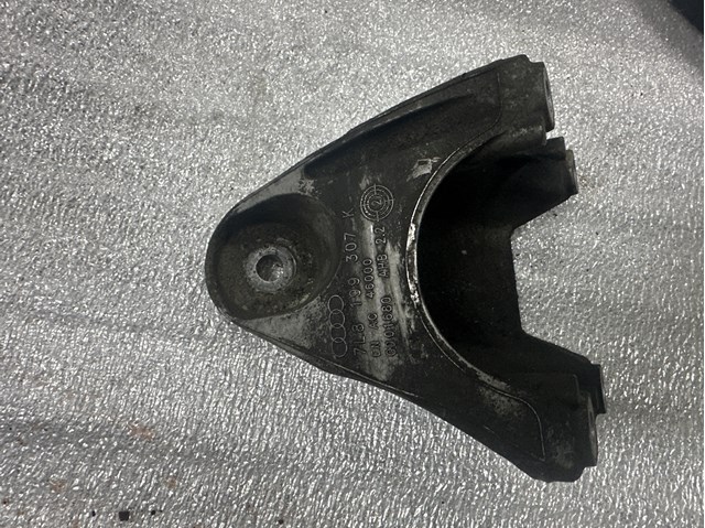 Кронштейн подушки (опори) двигуна, лівої 7L8199307K VAG