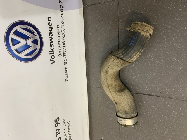 Шланг/патрубок интеркуллера 7P0145968A VAG