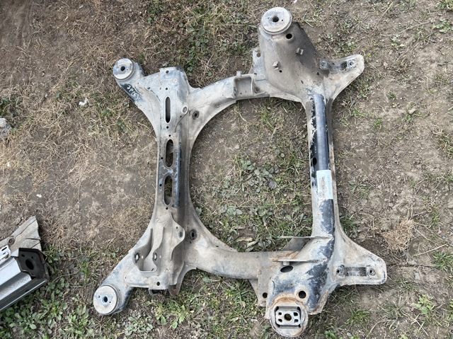 Передня балка 7P0400025 VAG