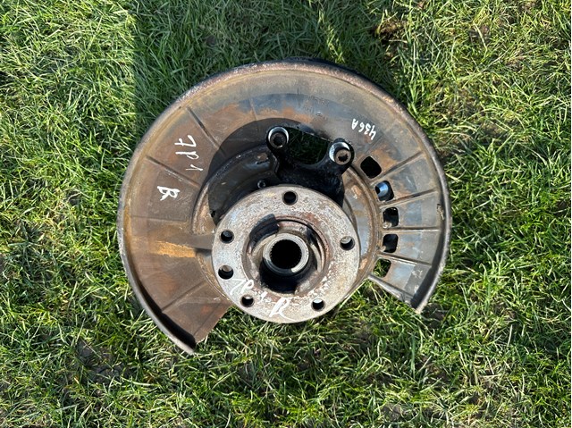 Цапфа права 7P0505436A VAG