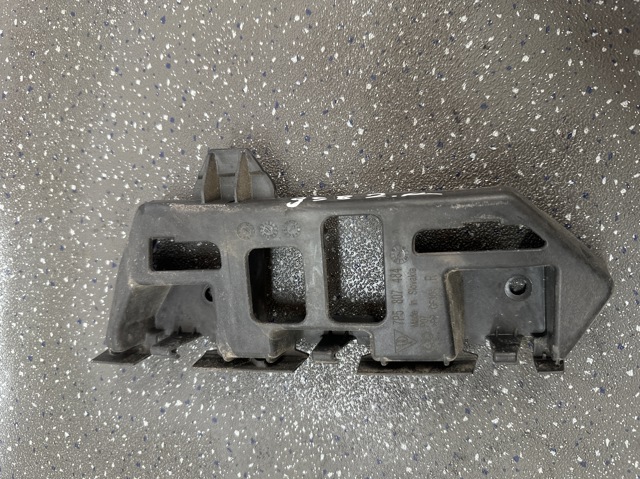 Направляюча заднього бампера, права 7P5807484 PORSCHE