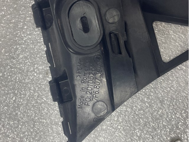 Кронштейн бампера заднього, правий 7P6807394 VAG