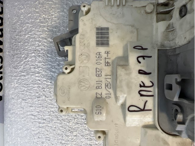 Замок передніх пасажирських дверей 8J1837016A VAG
